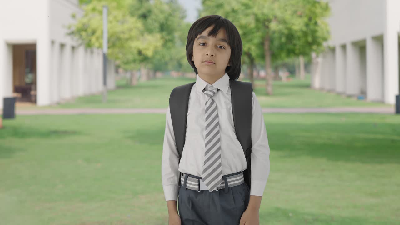 혼란스러운 인도 학교 소년은 어떤 질문을 하는가?