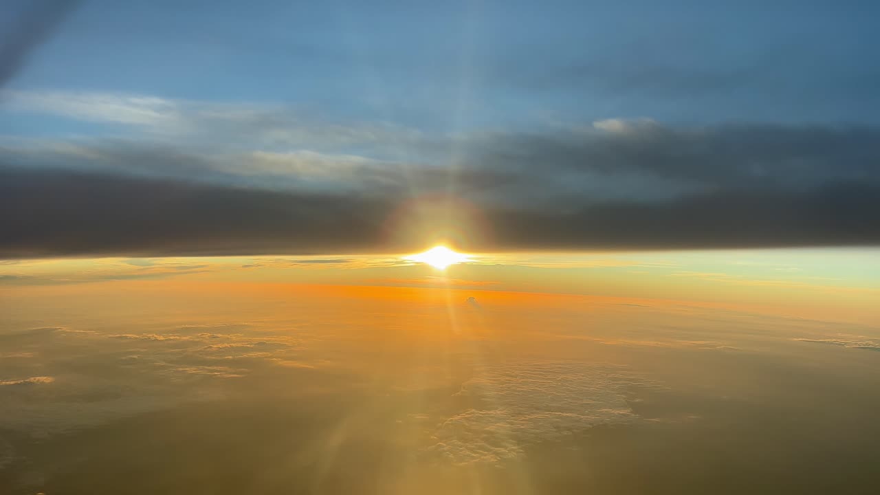 12000m 높이의 제트기 조종석에서 기록된 장엄한 일몰