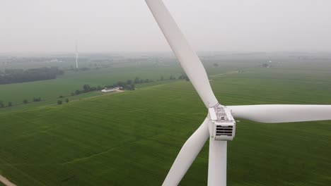 Turbina-Eólica-Gira-Durante-La-Niebla-Dentro-Del-Parque-Eólico-Dte-En-Ithaca,-Michigan,-Ee.uu.