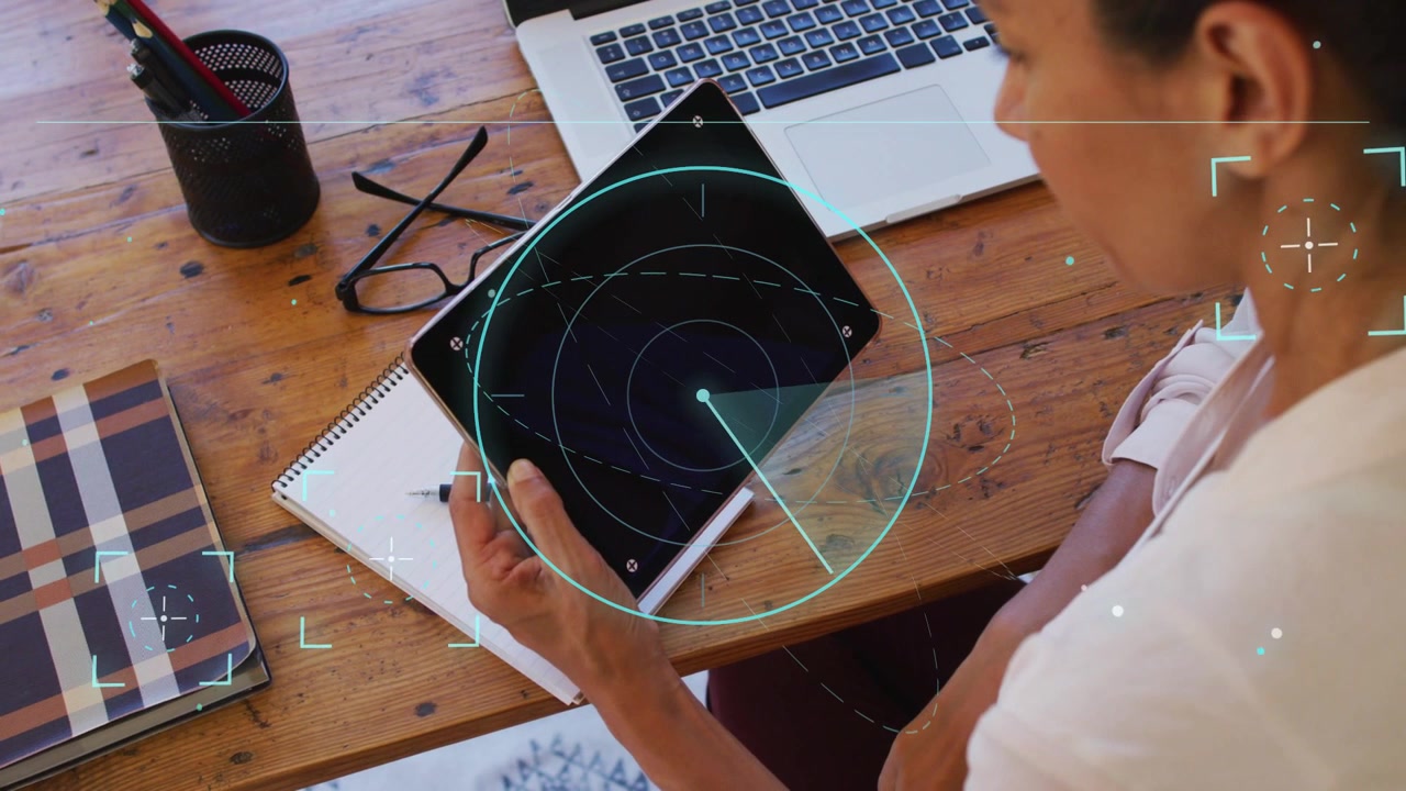 Mujer experta en tecnología sosteniendo y angulando una tableta en un escritorio, con un HUD de radar girando en sentido horario en la tableta.