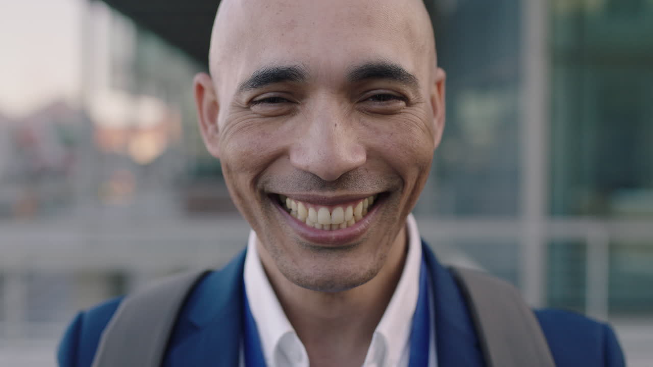 retrato de cerca de un hombre de negocios hispano riendo de pie en la ciudad sonriendo con confianza