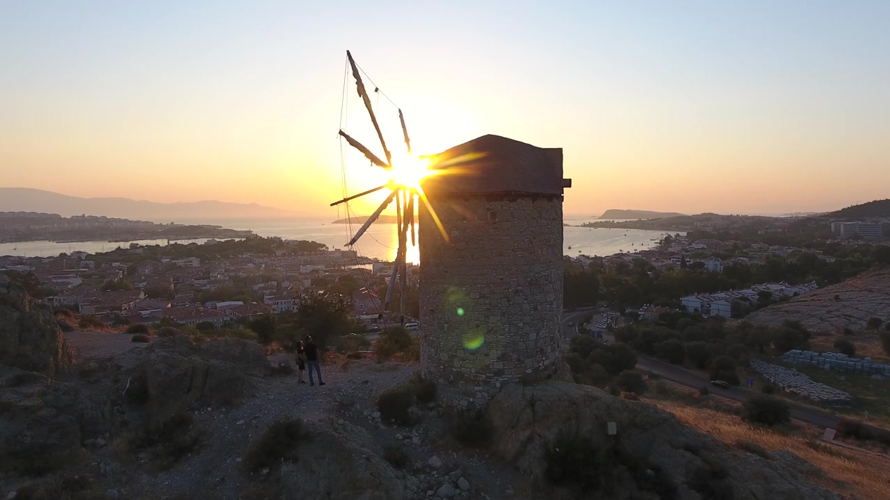 Vista Aérea de Moinho de Vento Histórico de Pedra ao Pôr do Sol