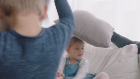 Familia-Feliz-Peleando-Con-Almohadas,-Madre-Y-Padre-Disfrutando-Jugando-Con-Niños-En-Casa-Divirtiéndose-Juntos-El-Fin-De-Semana-En-Imágenes-De-4k