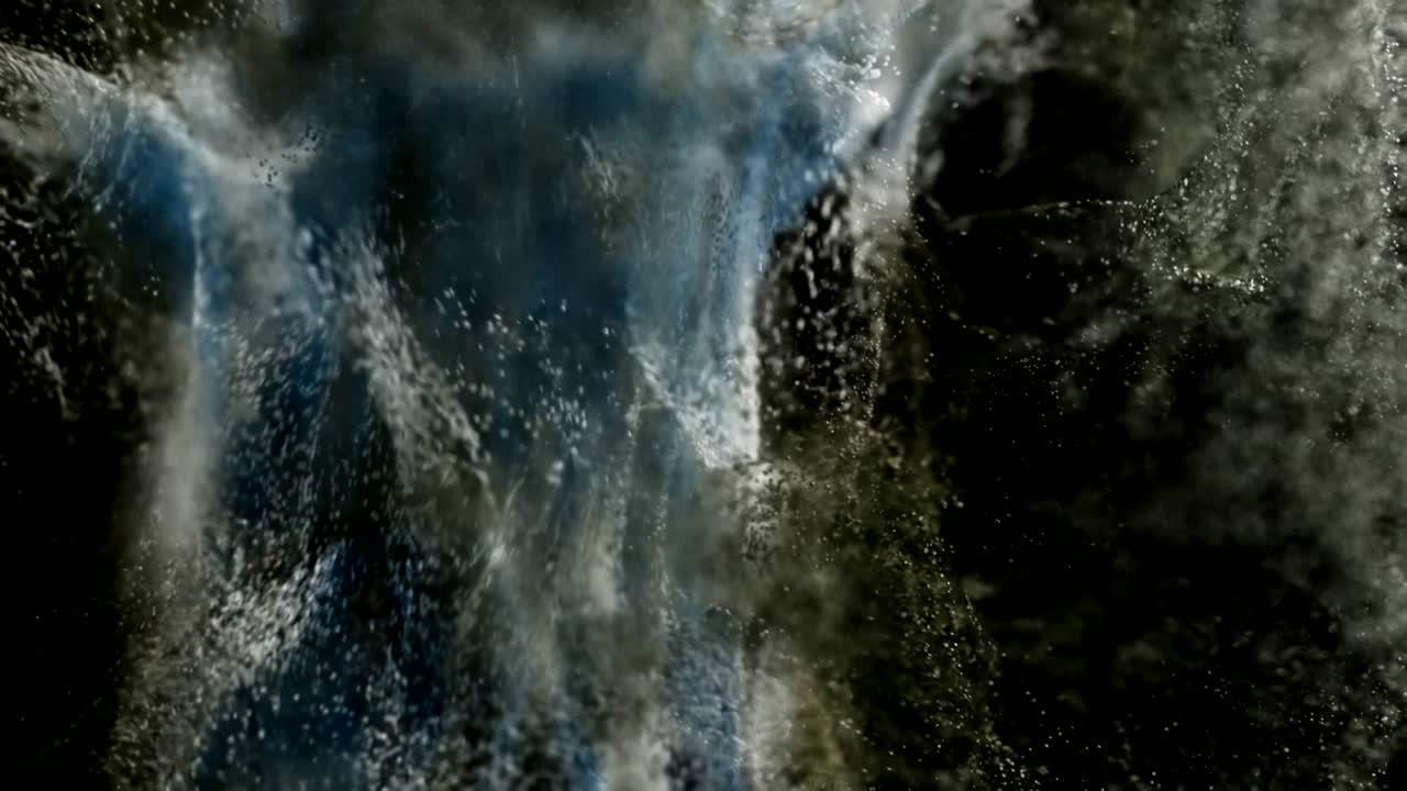 una increíble vista macro de una explosión de polvo de pintura cg.