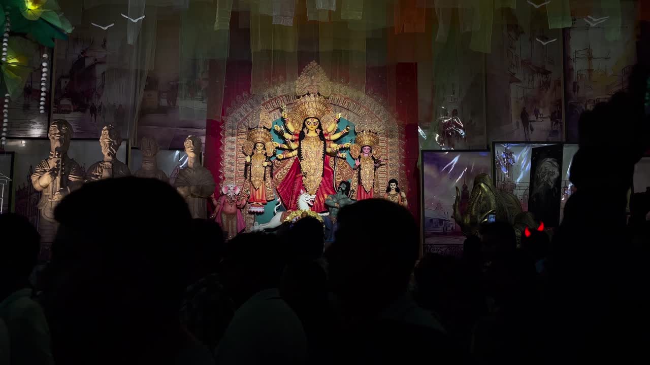 During this time of Durga Puja, one of the main festivals of Bengalis, people throng the idol premises in large numbers to see the goddess.