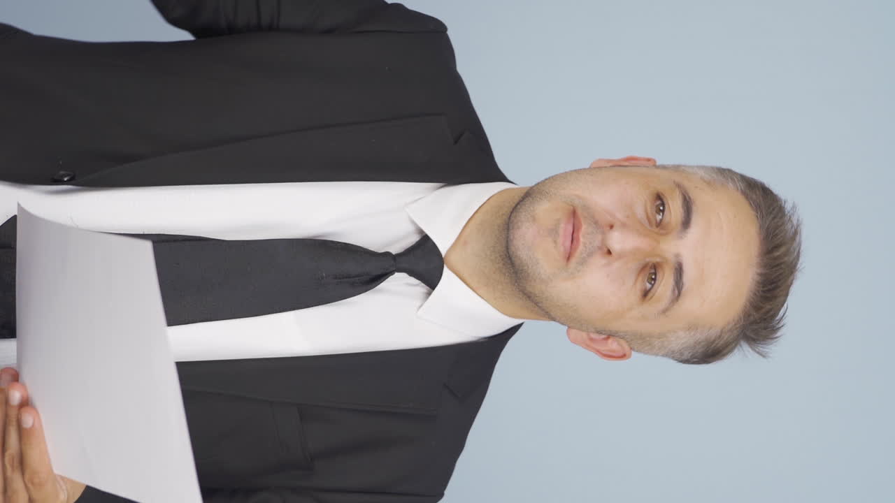 vídeo vertical de un hombre de negocios tratando de memorizar su presentación.