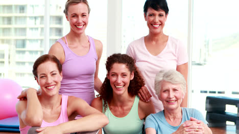 grupo de mujeres sonrientes en el estudio de fitness