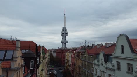 prager zizkov-turm luftdrohne aufsteigender blick von der straße zwischen gebäuden, hauptstadt der tschechischen republik