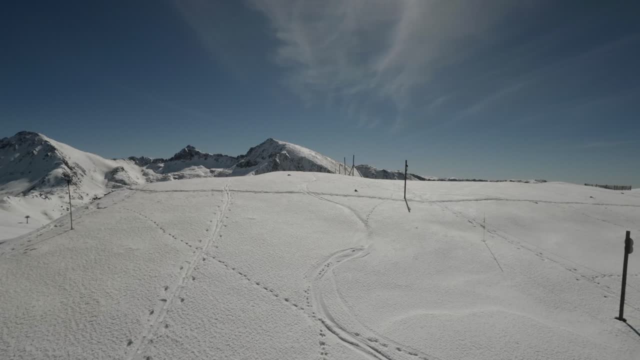 Skiløb med en smuk luftudsigt over det sneklædte bjerg på en solskinsdag.