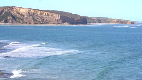 Surfers-Paradise-En-Bells-Beach-Torquay-Victoria-South-Pacific-Con-Olas-Golpeando-La-Orilla-Y-Las-Rocas