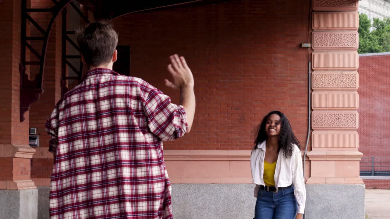 hombre conociendo a su novia con una maleta.