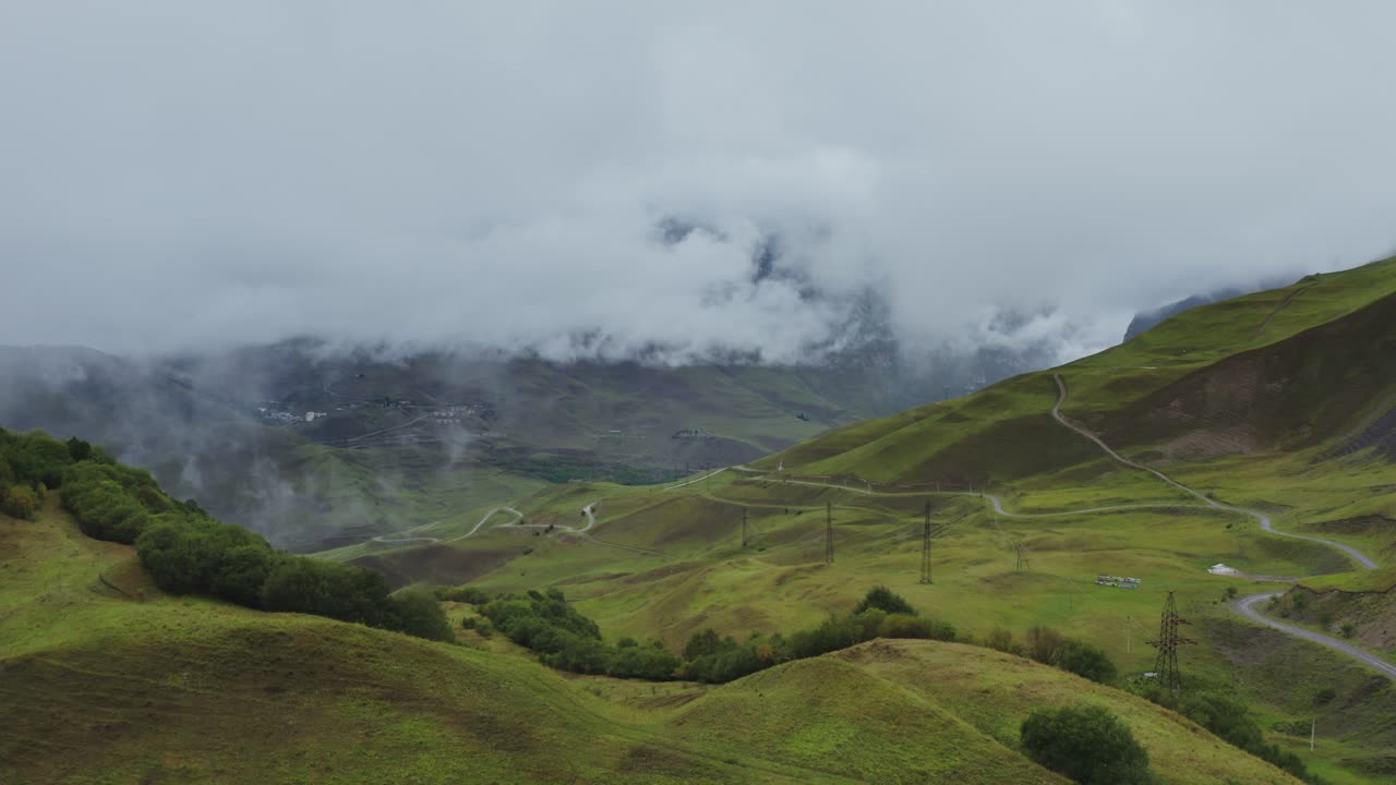안개가 가득한 산 계곡