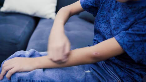 a child scratches his skin because of bedbug bites