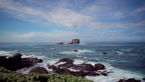vista de cerca de las olas del océano en la costa pacífica de california