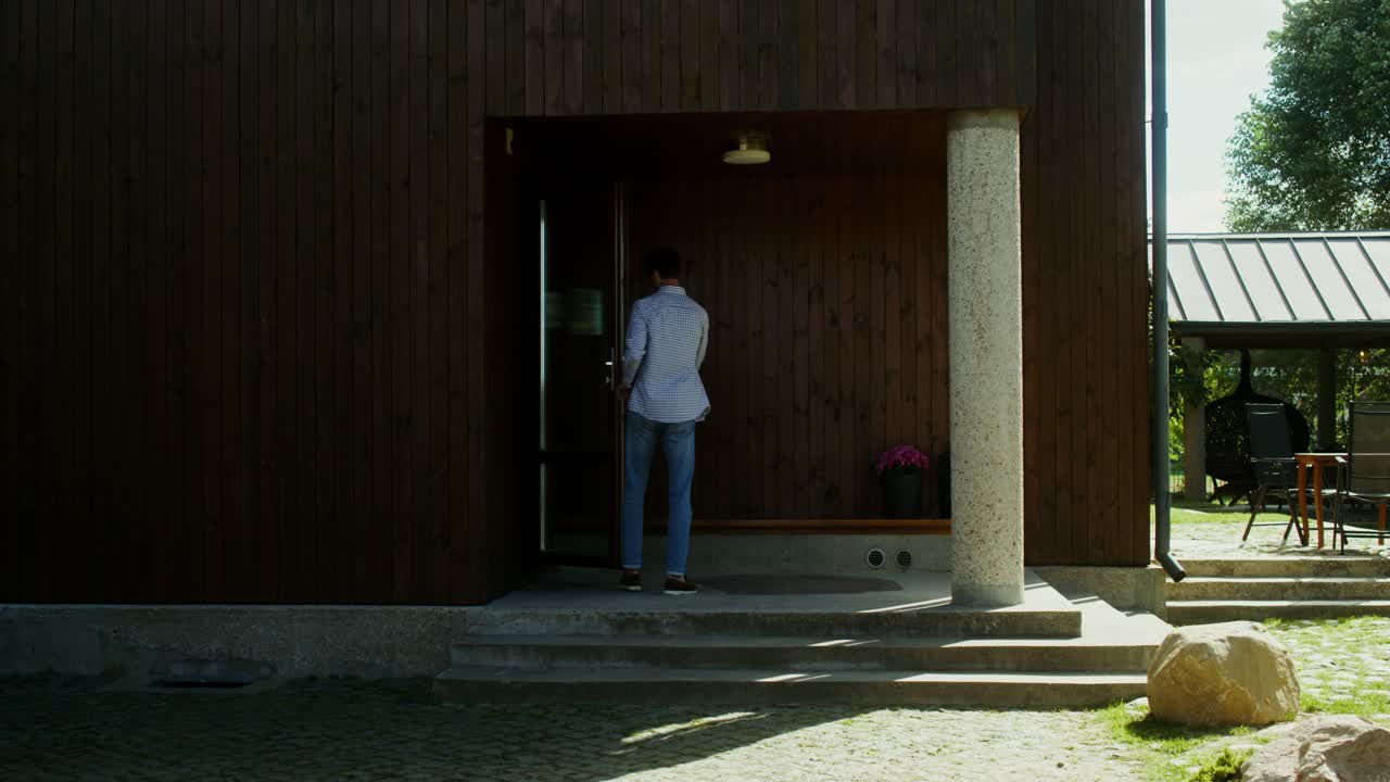 집에 있는 남자와 전기차 충전