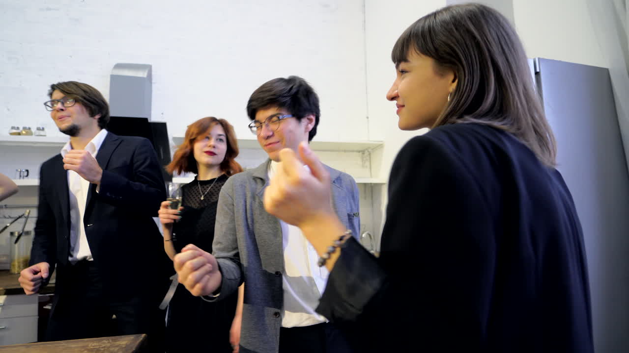 친구 들 이 부 에서 축하 하고 있다