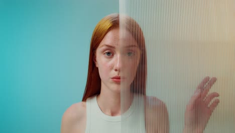 투명 한 패널 뒤 에 있는 여자