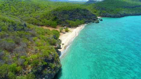 Drohne-Drückt-Sich-Am-Strand-Von-San-Juan-Auf-Curaçao-Nach-Unten,-Während-Touristen-Sich-Im-Sand-Entspannen