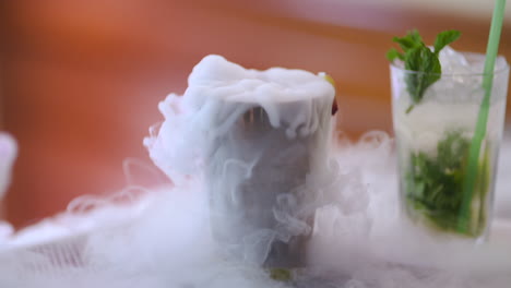 cerca de hielo seco saliendo de una bebida
