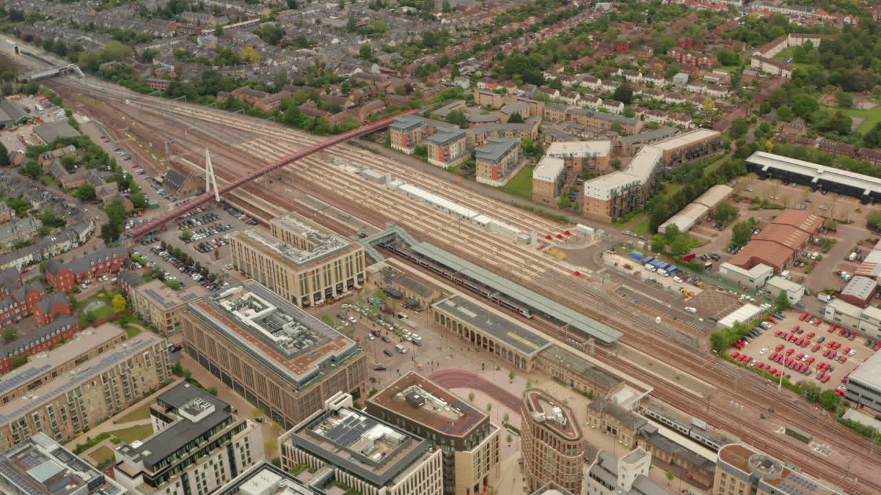 케임브리지 역 입구 위에서 공중 촬영