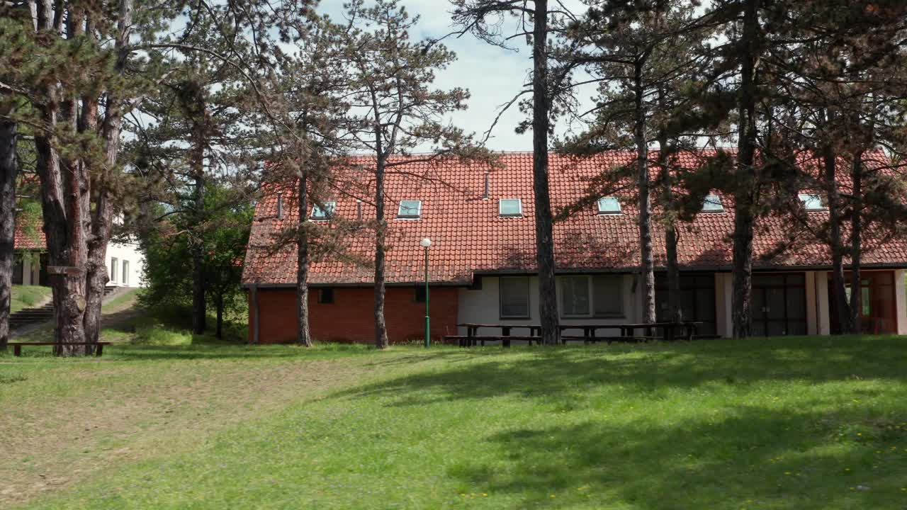 hermosas casas de retiro rodeadas de pinos en verano