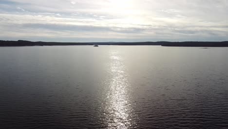 Drohne-Fliegt-Rückwärts-über-Den-Staudamm-Des-Wachusett-Reservoirs