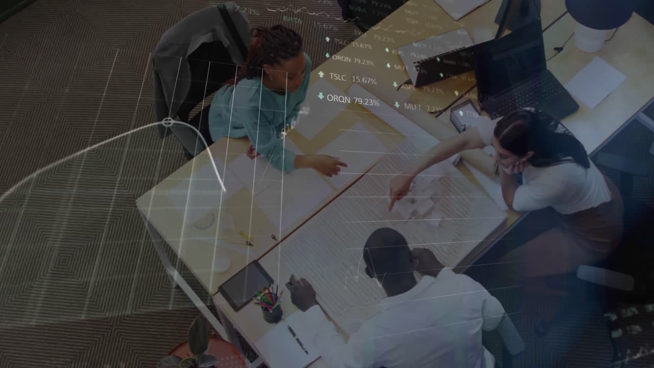 다양한 동료들이 사무실에서 계획을 논의하는 주식 시장 데이터 처리의 애니메이션
