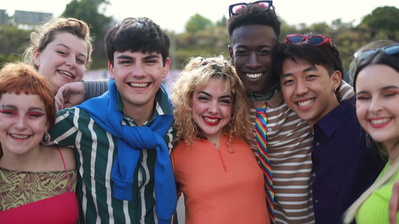 다양한 젊은이들이 야외에서 즐겁게 함께 웃고 있습니다.