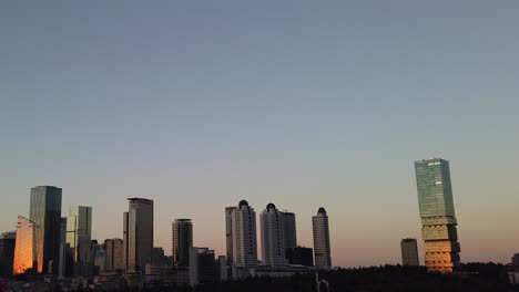 Ansicht-Von-Wolkenkratzern-Während-Des-Sonnenuntergangs-In-Istanbul