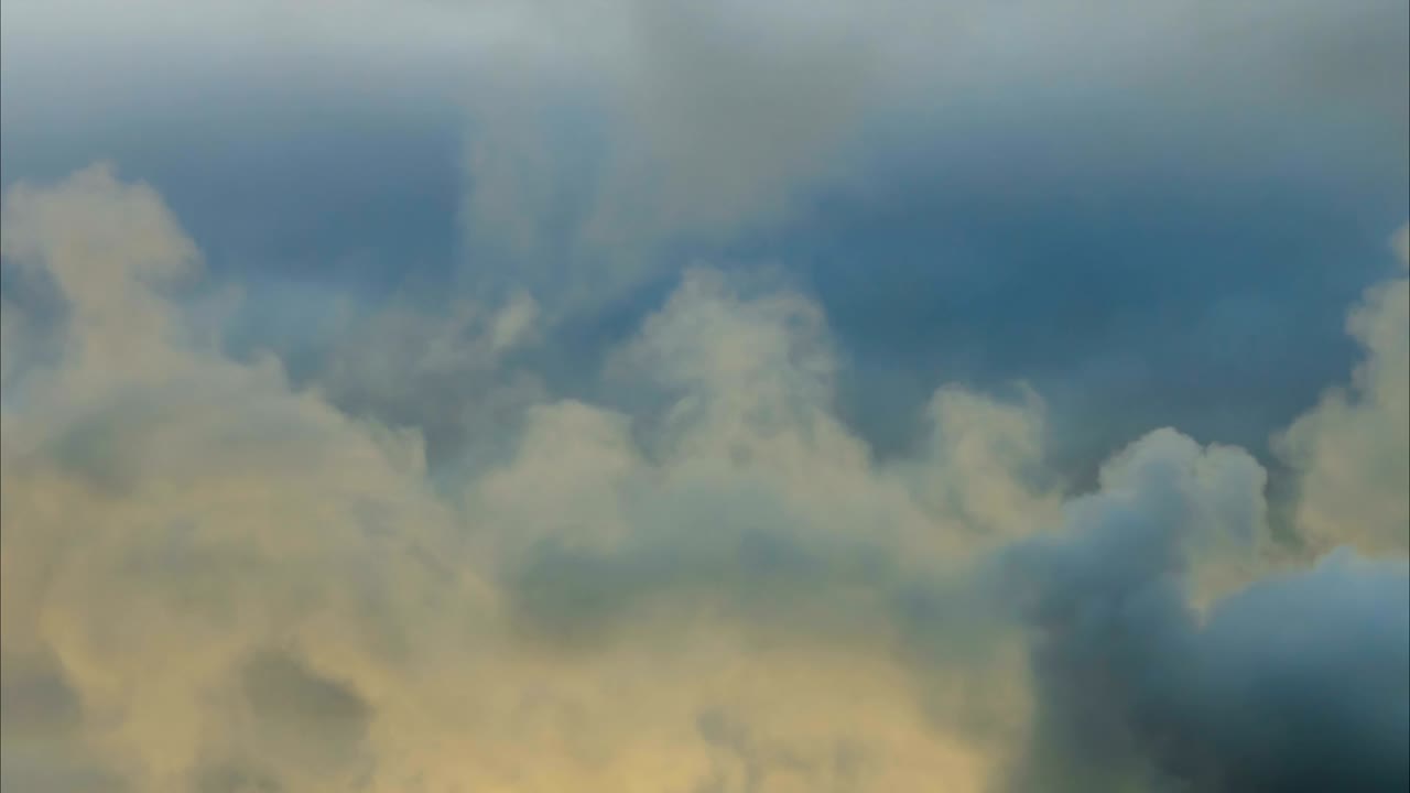 oscuro y dramático área de nubes de tormenta de fondo. lapso de tiempo. tormenta épica nubes tropicales al atardecer. lapse de tiempo 4k uhd.