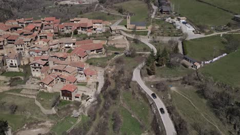 Luftaufnahmen-Eines-Alten-Dorfes-Mit-Einer-Romanischen-Kirche-In-Den-Pyrenäen-In-Spanien