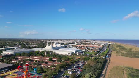 imágenes aéreas del famoso campamento de vacaciones butllins con sede en la ciudad costera de skegness, lancashire, reino unido