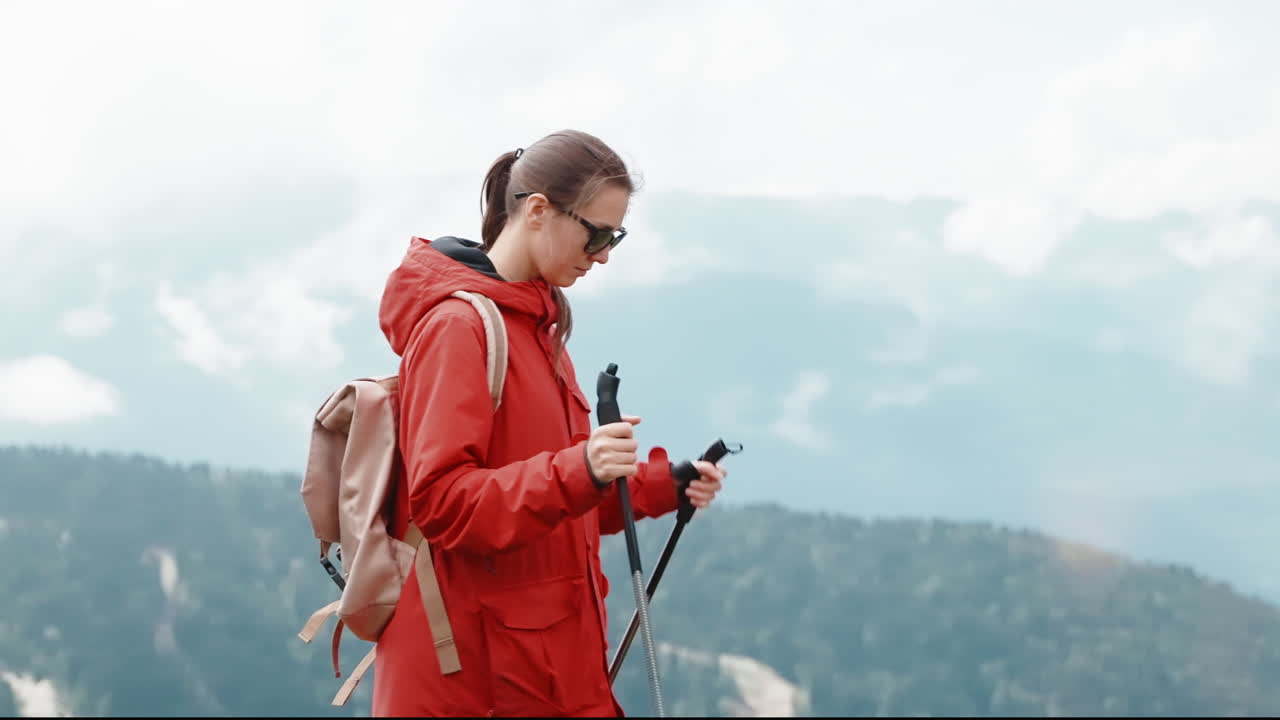 Mujer, excursión, en, montañas