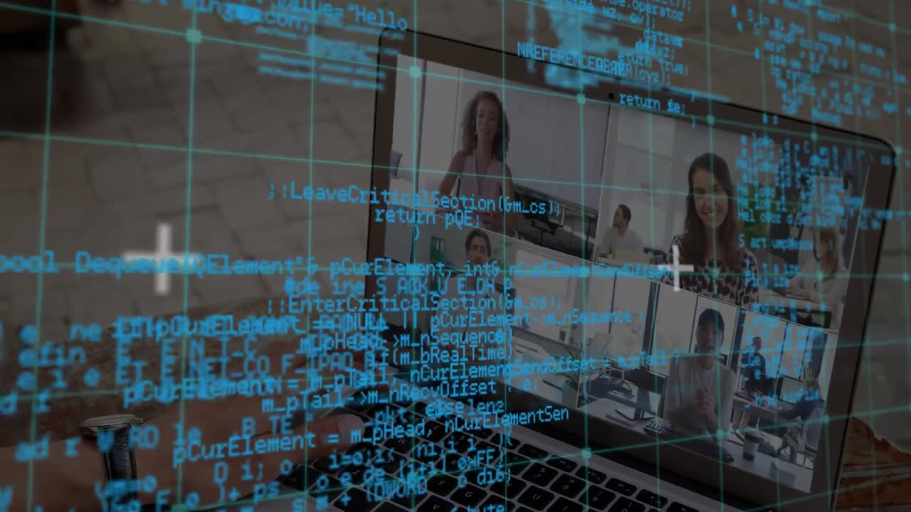 animación del procesamiento de datos sobre un hombre de negocios caucásico haciendo una videollamada con sus colegas