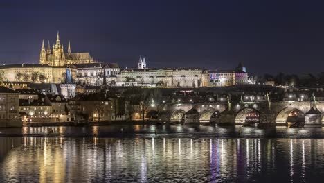 Zeitraffer-Der-Prager-Burg-Und-Der-Karlsbrücke-Mit-Booten-Auf-Der-Moldau,-Statische-4K-Ansicht