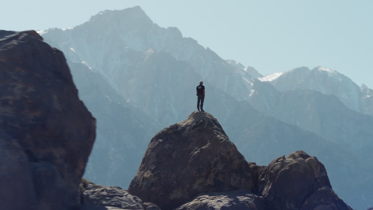 시에라 네바다 범위, 공중의 보기와 바위 바위에 서 있는 젊은 등산객