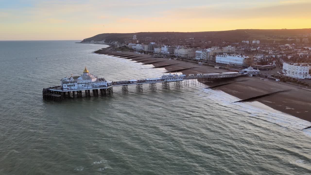 eastbourne pier y la ciudad al atardecer sussex uk antena retroceder revelar vista 4k