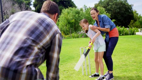 Glückliche-Familie,-Die-Cricket-Spielt