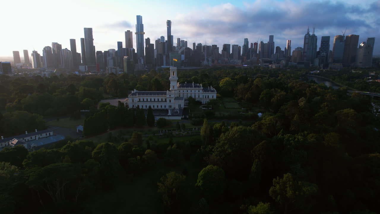 호주 멜버른에서 이 비는 아침에 정부 건물에 다가오는 드론