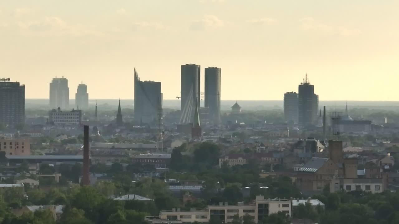 Luftaufnahme der Innenstadt von Riga, dunstig, Sommerabend in Lettland