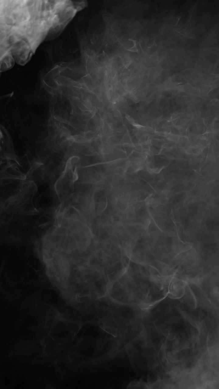 Nuvola di fumo bianco e sottile, ideale per la composizione o come sfondo atmosferico per video verticali.