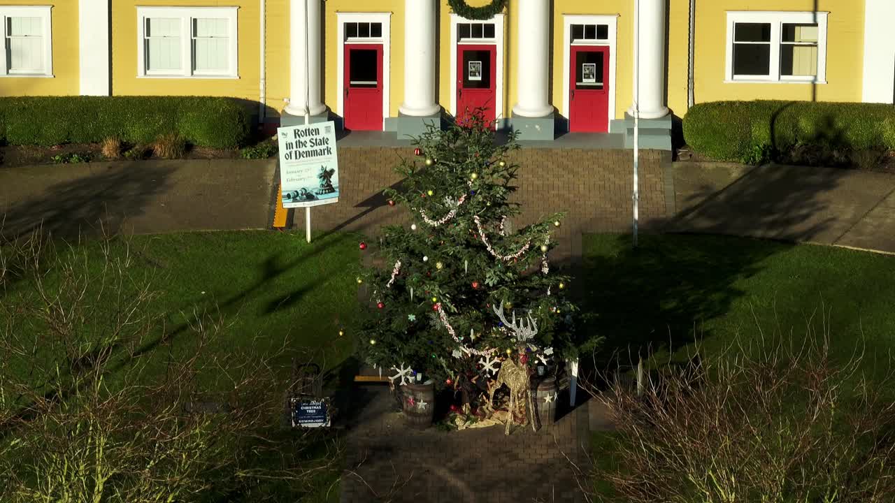 캐나다 랭리 타운십에 있는 포트 랭리 커뮤니티 홀 앞에 서 있는 크리스마스 트리 장식.