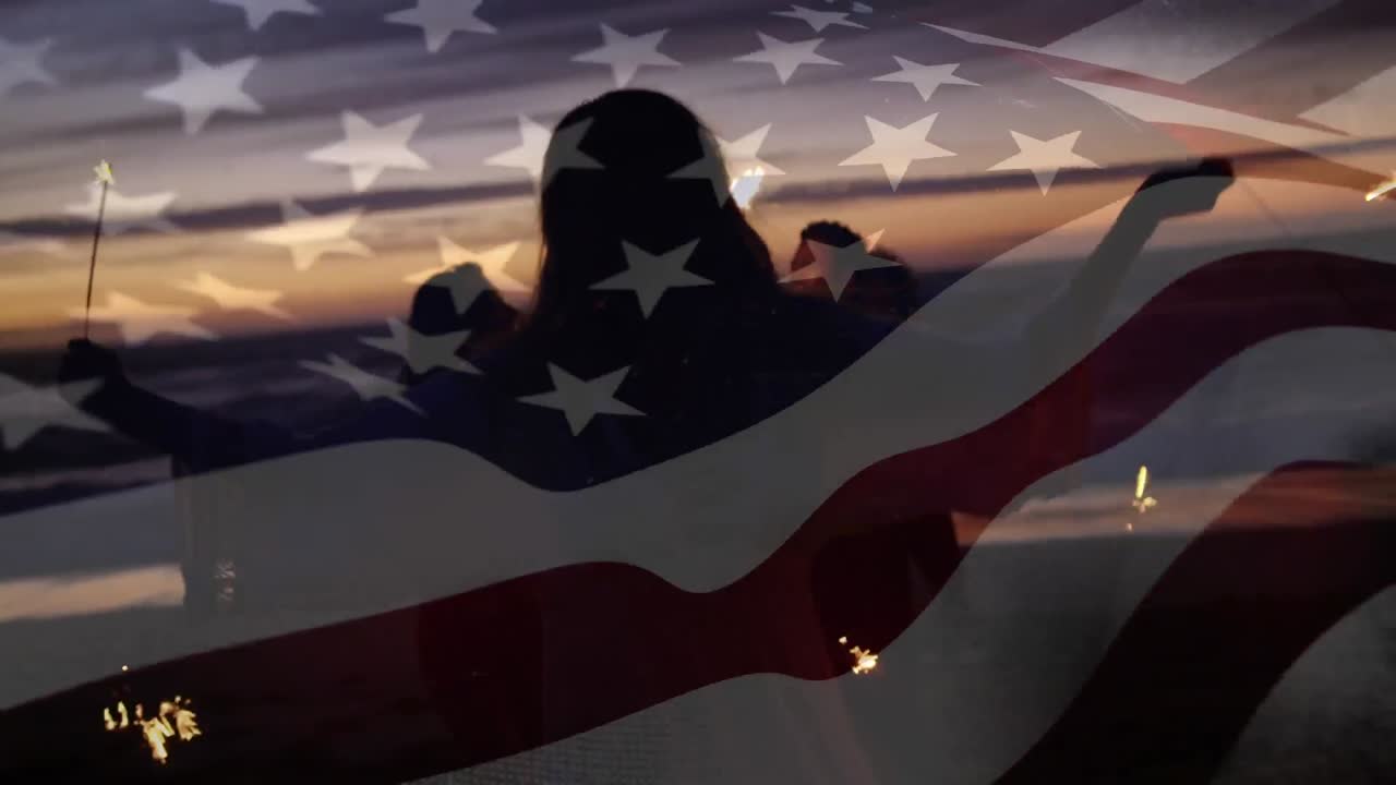 불꽃놀이를 하는 사람 들 과 함께  ⁇ 발 을 흔들고 있는 사람 들