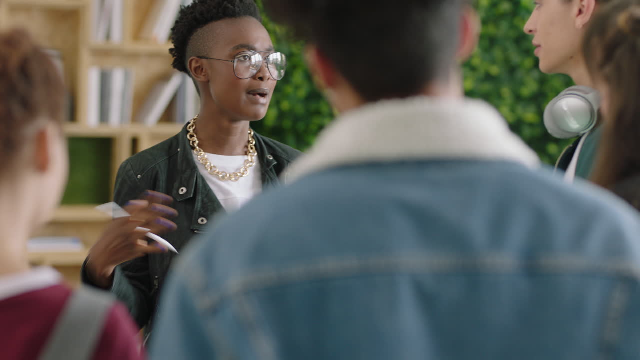 un grupo de jóvenes empresarios se reúnen con una mujer líder de equipo afroamericana que usa una tableta digital para compartir ideas mostrando un proyecto de capacitación en pantalla en una oficina multiétnica