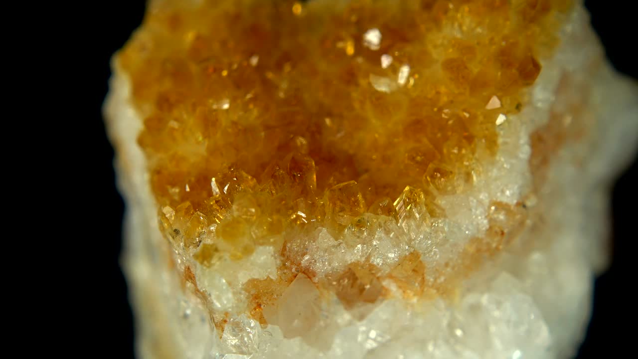 검은 바탕 앞에 카라멜 미네랄 (시트린) 을 원활하게 회전시니다.