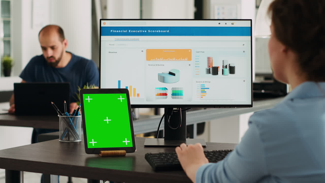 empleado de la agencia mirando la tableta