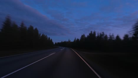 Dämmerungsfahrt-Pov:-Allein-Auf-Landstraße-Bei-Blaulichtdämmerung