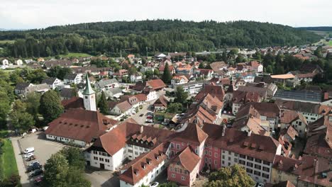 aerial de una pequeña ciudad medieval al lado del río aare
