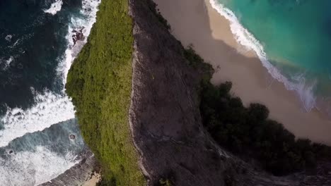 Increíble-Vista-Aérea-Vuelo-Lentamente-Círculo-Cámara-Apuntando-Hacia-Abajo-Drone-Tiro-Paz-Kelingking-Playa-En-Nusa-Penida-Bali-Indonesia-Como-Parque-Jurásico