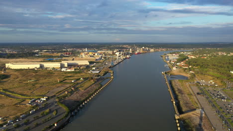 Industriegebiet-Entlang-Des-Adour-Flusses,-Bezirk-Bayonne,-Frankreich,-Luftaufnahme-Des-Sonnenuntergangs